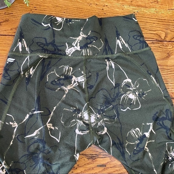 HIGH-WAISTED Olive Printed PowerHold Legging Med. - Picture 4 of 6